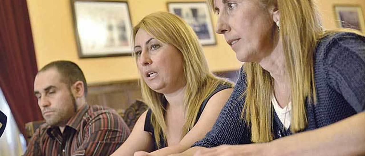 Chus Fernández, Gema Álvarez y Ángeles López, durante la presentación de las alegaciones.