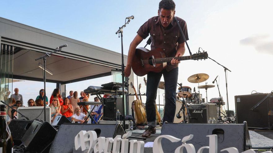De Pedro durante su actuación en Cambados. En la foto inferior, público asistente a los conciertos de Códax. | I. Abella