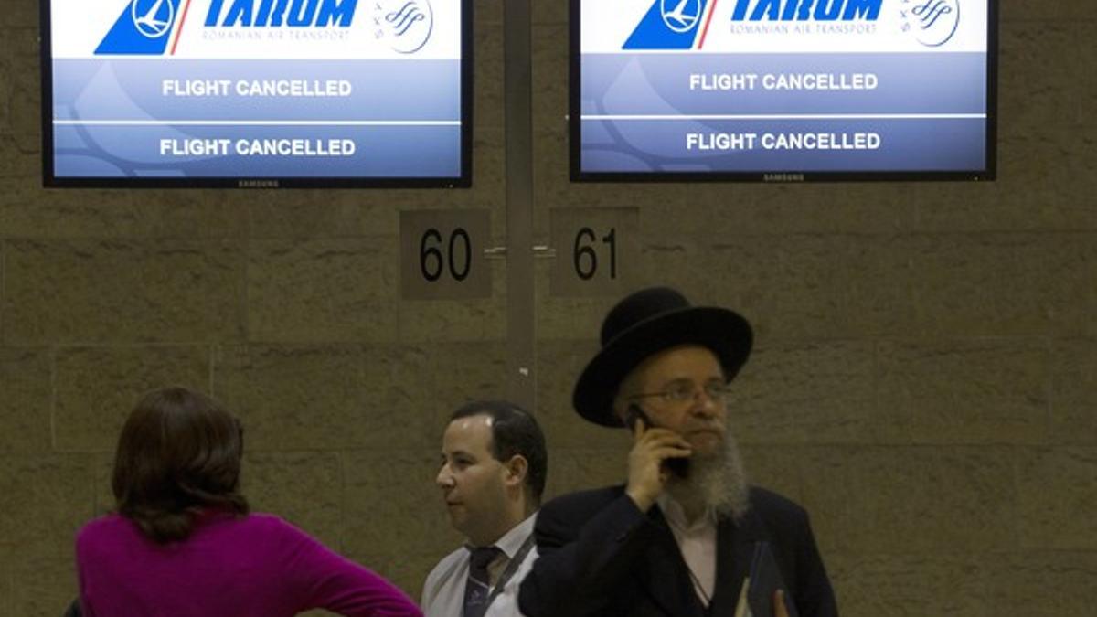 Pasajeros en el aeropuerto de Ben Gurion, ayer.