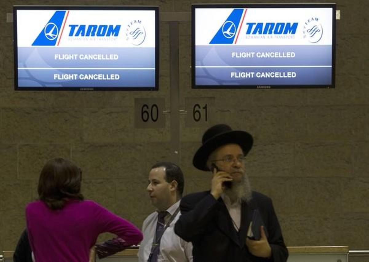 Passatgers a l’aeroport de Ben Gurion, ahir. 