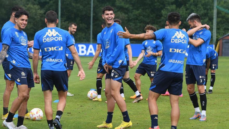 Trilli, en el centro, durante el entrenamiento del Deportivo ayer en Abegondo. |  // CARLOS PARDELLAS