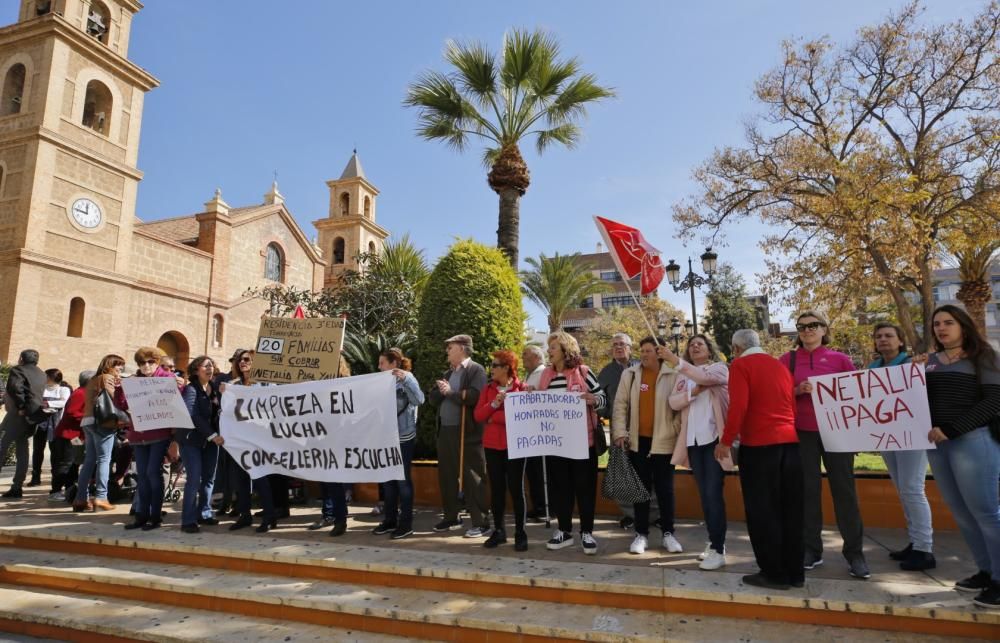 Las limpiadoras en huelga por los impagos de la empresa adjudicataria de la Generalitat protagonizaron ayer una protesta ante el Ayuntamiento de Torrevijea