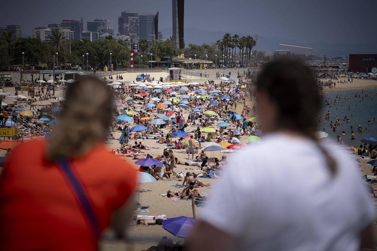 Barcelona 09/06/2025 Día festivo y de calor en Barcelona Playas de Barcelona En la foto, playa de Nova Icaria Fotografía de Ferran Nadeu