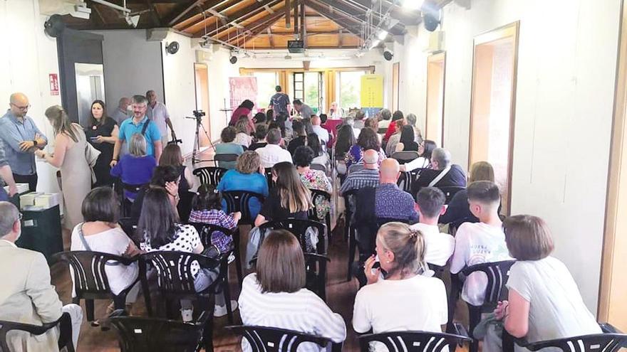 Parte de los asistentes a la presentación de la obra ‘Avelaíñas eléctricas’, de Sica Romero, en el Pazo da Peregrina. Foto: CA