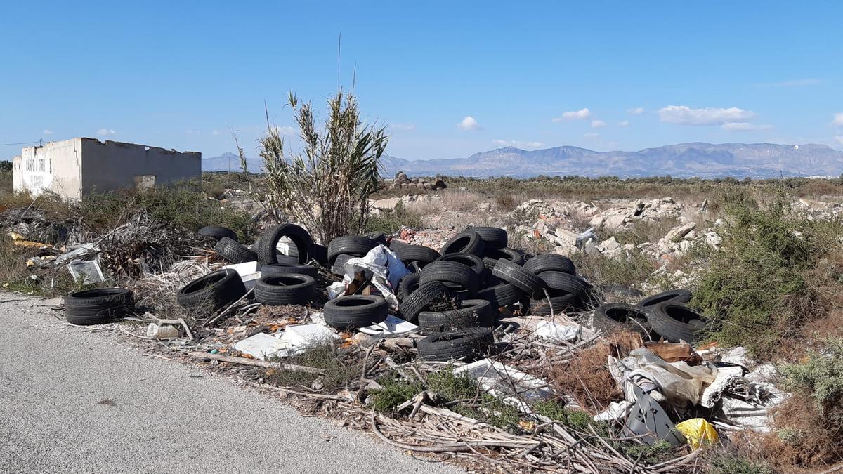 Imagen del vertido incontrolado junto al antiguo campo de tiro El Cimbel y parque natural del Hondo, también con acumulación de neumáticos