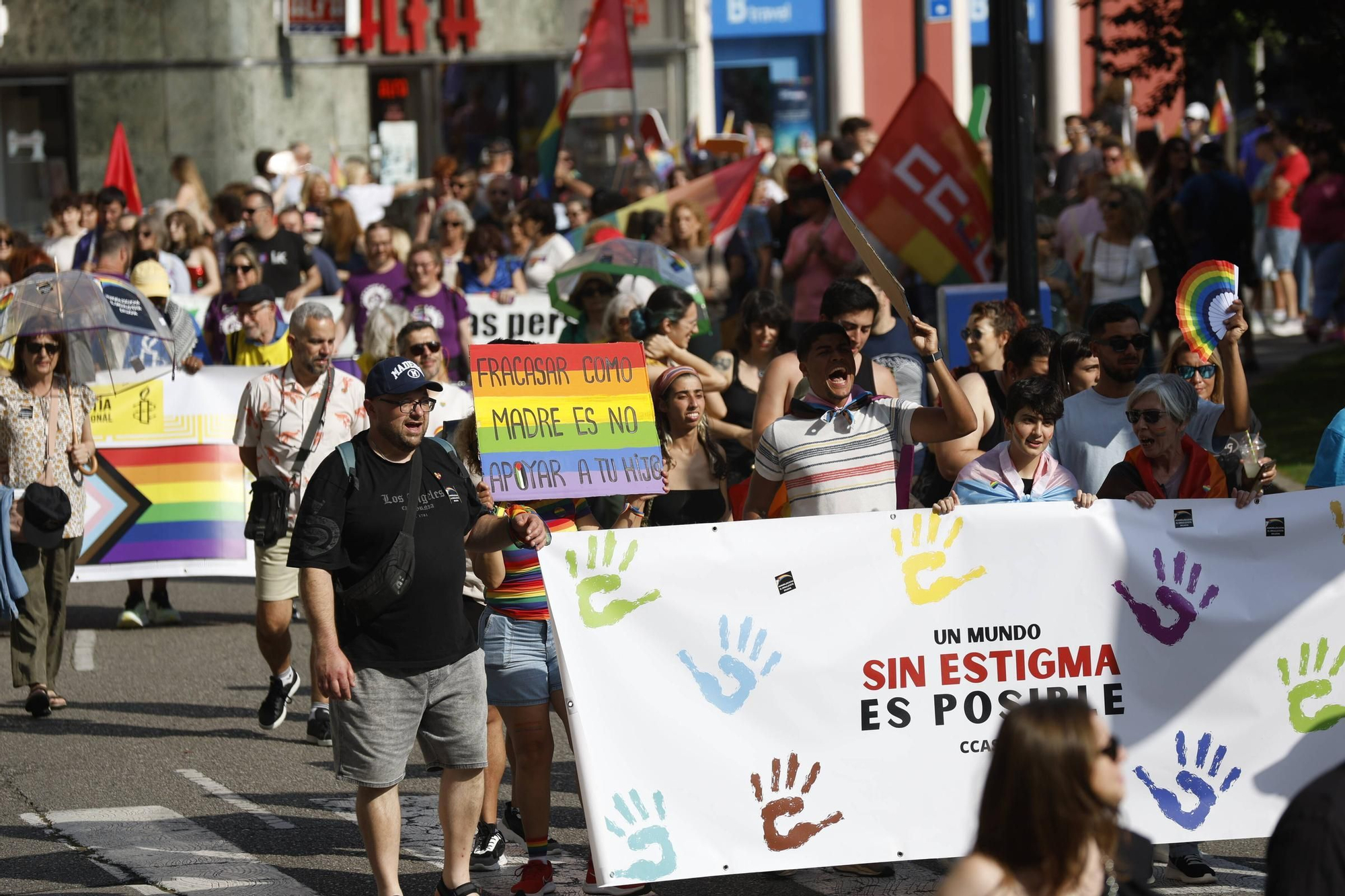 Así fue el desfile del Orgullo en Gijón (en imágenes)