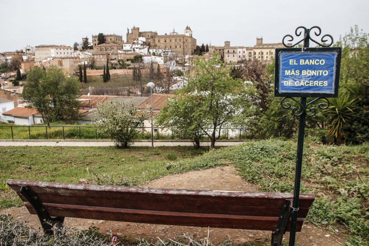 El mirador del ‘Banco más Bonito de Cáceres’, que la asociación vecinal pide poner a punto.