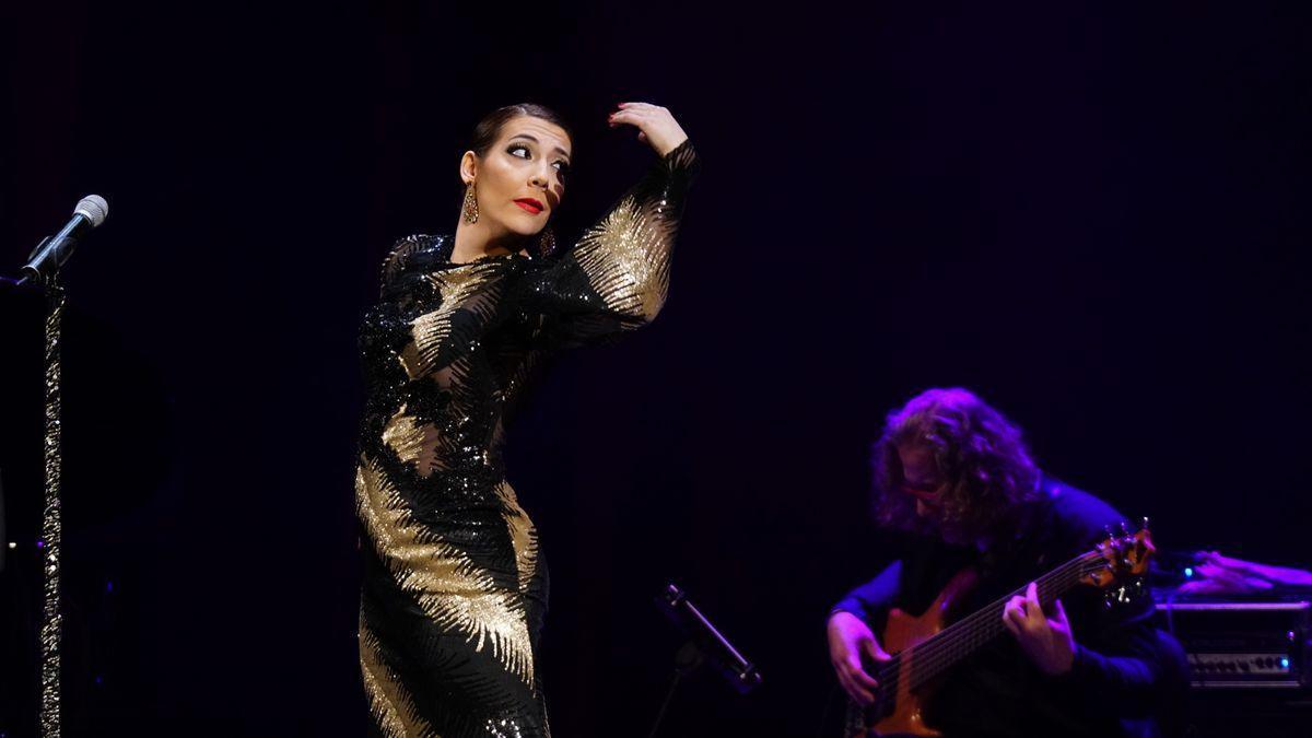 La cantente La Trini, durante su espectáculo 'Confesiones de una diva'