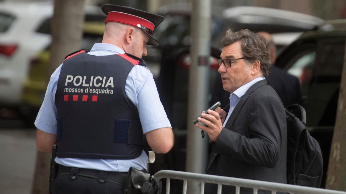 Raúl Sanllehí, exdirector de fútbol del Barça, se identifica ante un guardia.