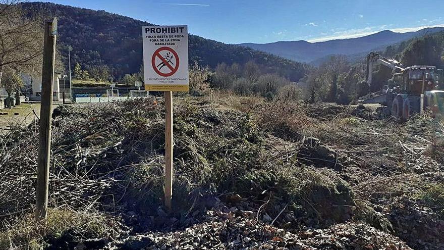 Restes de poda fora de la zona habilitada.