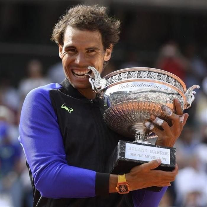 El tenista mallorquín Rafa Nadal ha conquistado este domingo su decimotercer título de Roland Garros al destrozar en la final a Novak Djokovic, sumando 20 Grand Slams en su carrera.