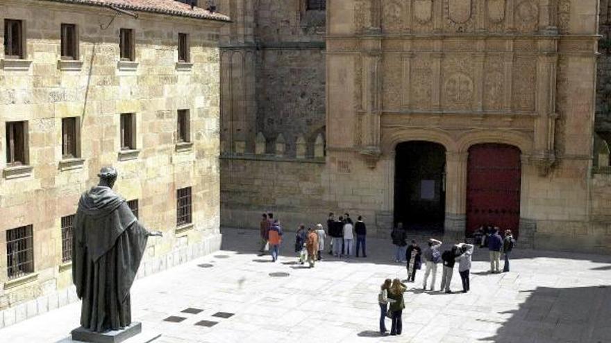 Fachada del edificio histórico de la Universidad de Salamanca. en el recuadro detalle de la rana en la calavera.