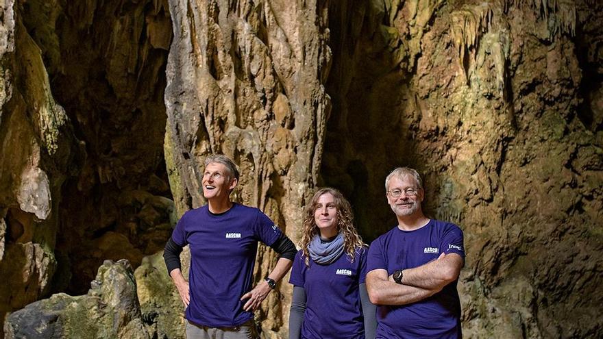 Tres de los once arqueólogos del equipo en la cueva, localizada en Cap Ventós, al noroeste de Cabrera