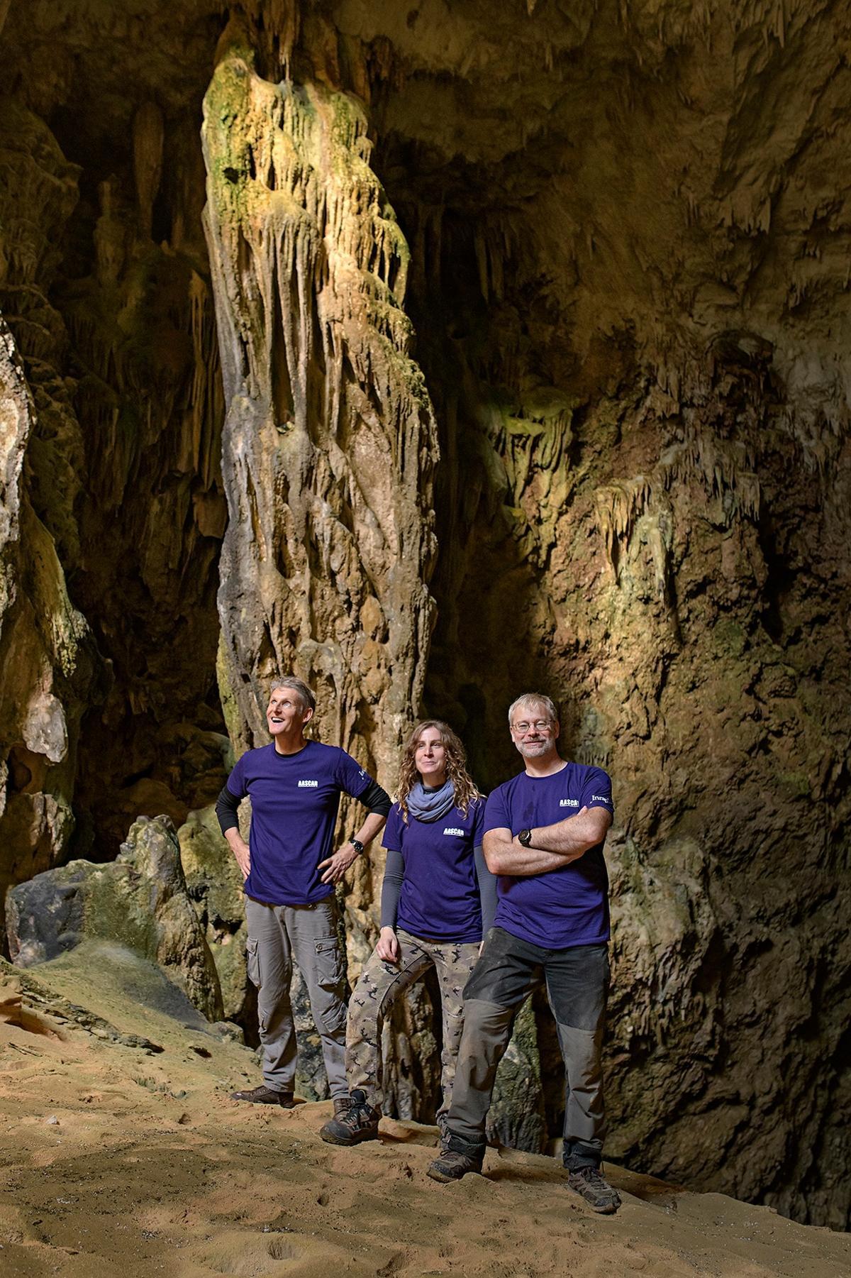 Tres de los once arqueólogos del equipo en la cueva, localizada en Cap Ventós, al noroeste de Cabrera