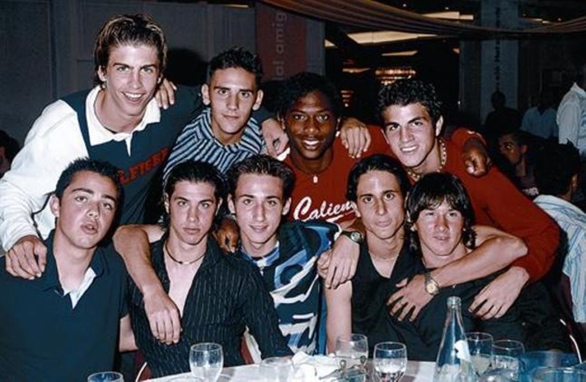 L’equip cadet del 2002-2003, de celebració; entre altres, amb Piqué i Cesc, drets, i Messi, a la dreta. L’equip cadet del 2002-2003, de celebració; entre altres, amb Piqué i Cesc, drets, i Messi, a la dreta.