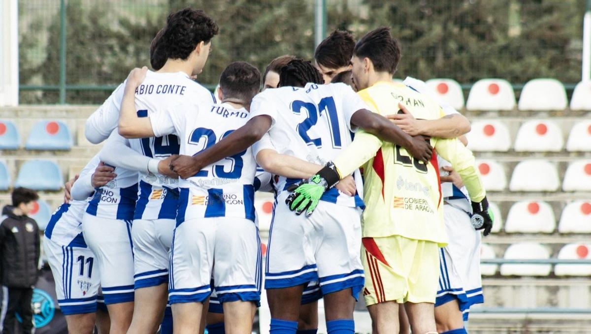 Los jugadores del Ejea se conjuran antes de un partido esta temporada.