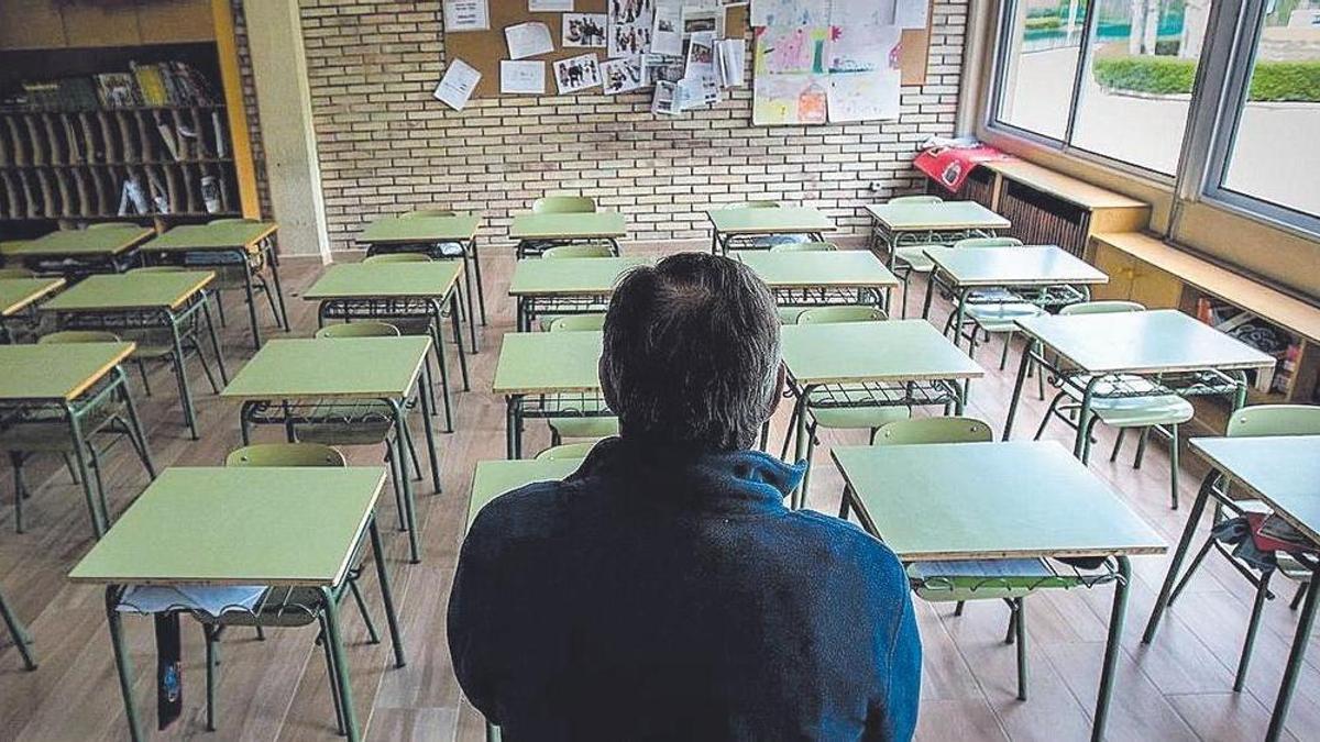 Un profesor en un aula de Secundaria.