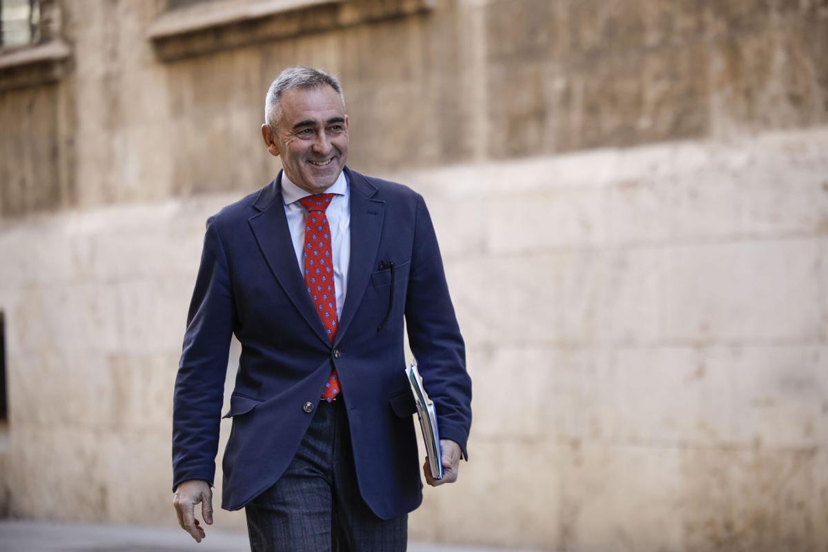 El portavoz del Consell, Miguel Barrachina, se dirige a la rueda de prensa en la que informa de los asuntos tratados en el Pleno del Consell.