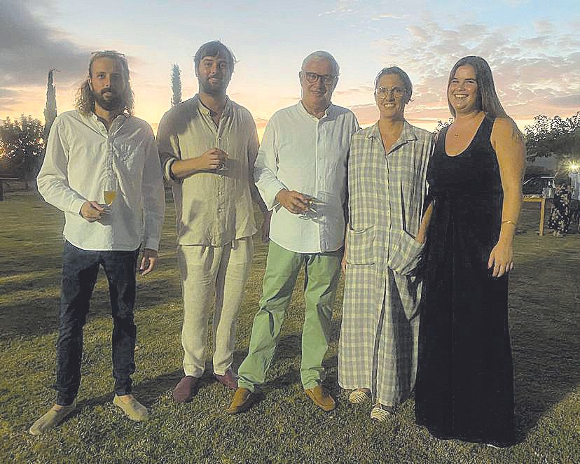 José Luis Roses Ferrer, en el centro, junto a sus hijos, Pep, Óscar, María y Sarah.