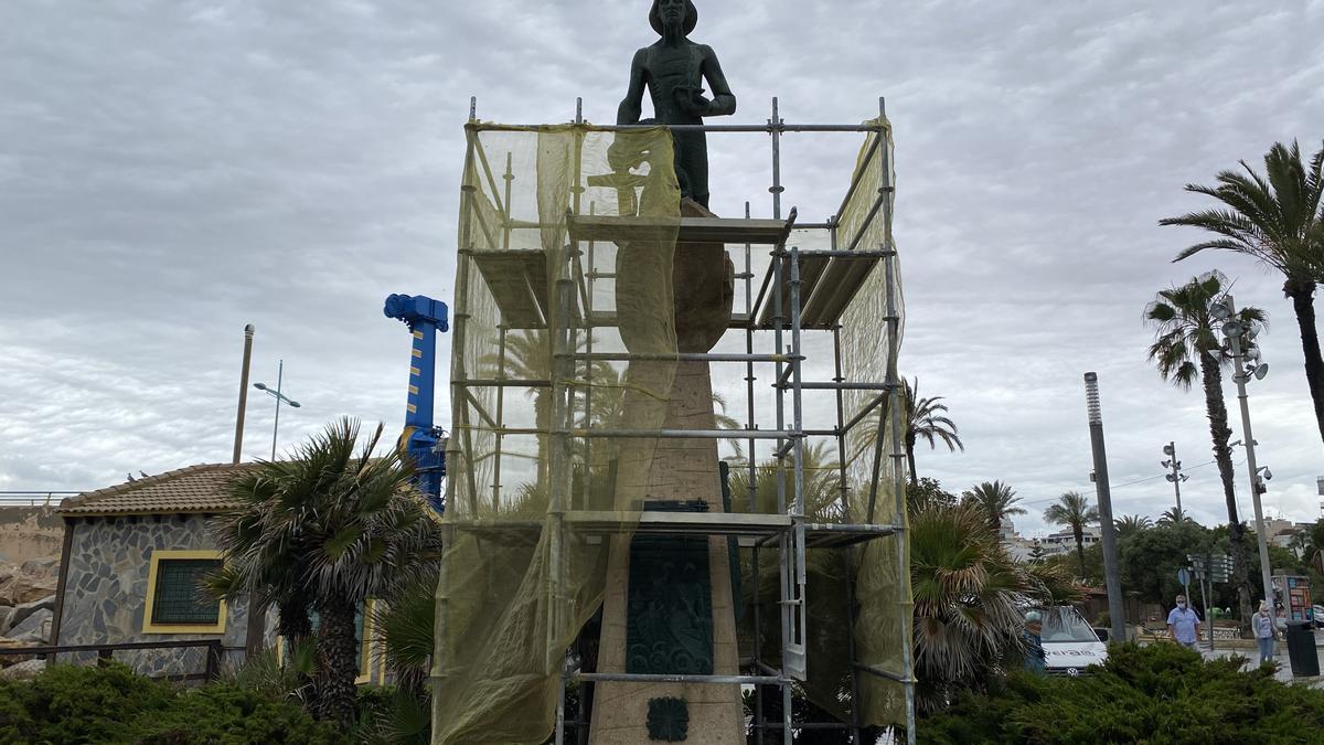 Inicio de las obras de las primeras obras de rehabilitación del Monumento al Hombre del Mar de Torrevieja a los 46 años de su inauguración