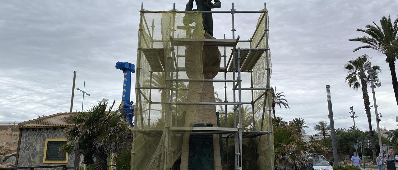 Inicio de las obras de las primeras obras de rehabilitación del Monumento al Hombre del Mar de Torrevieja a los 46 años de su inauguración