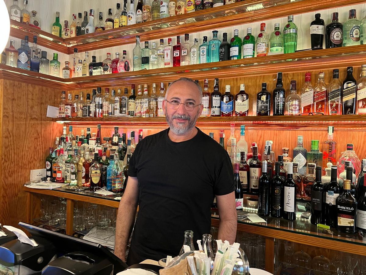 Jesús Pereira, del restaurante Gran Vía, en el interior del establecimiento situado en la calle Gil Cordero.