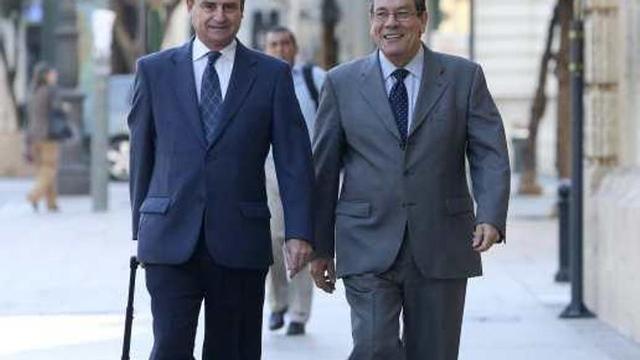 Pedro Hernández Mateo a la entrada del Tribunal Superior de Justicia, junto a su letrado.