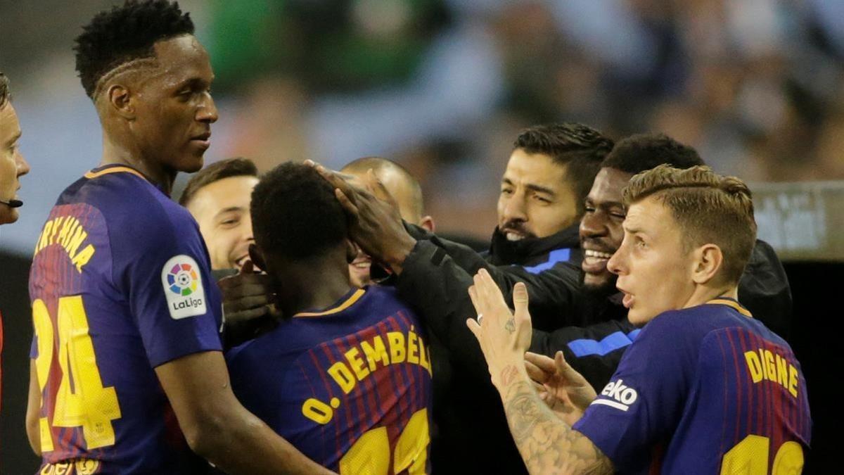 Los jugadores del Barça celebran el gol de Dembélé.