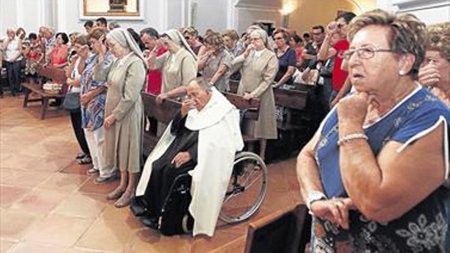 Centenares de fieles arropan en el día  de su patrona a los carmelitas del Desert