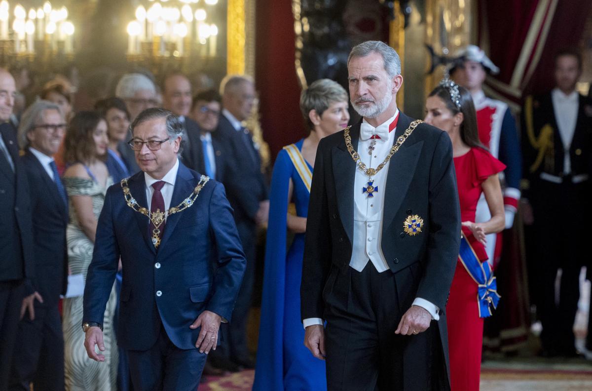 El presidente de la República de Colombia, Gustavo Francisco Petro Urrego (i), y el Rey de España Felipe VI (d), a su llegada a la cena de gala organizada por los Reyes al presidente colombiano, en el Palacio Real, a 3 de mayo de 2023, en Madrid (España).