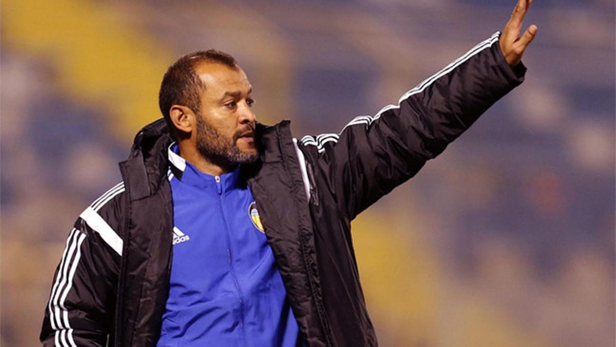 Nuno dando instrucciones durante un partido amistoso con Universidad Católica.