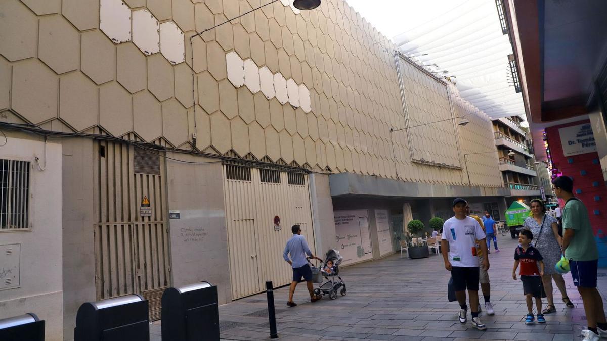 Antiguo edificio de Simago, donde está previsto que se instalen un súper, tiendas y un restaurante.