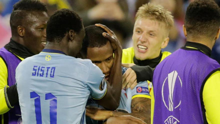 Los jugadores del Celta felicitan a Beauvue por su gol // REUTERS