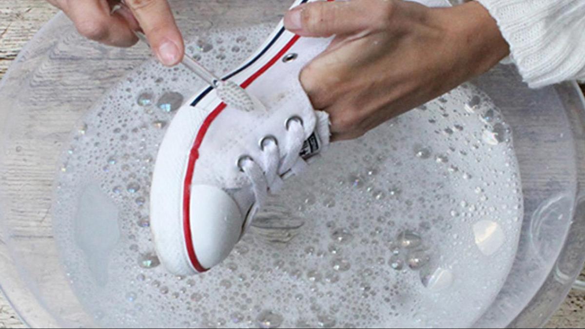 Existen en el mercado numerosos limpiadores diseñados específicamente para zapatillas blancas.