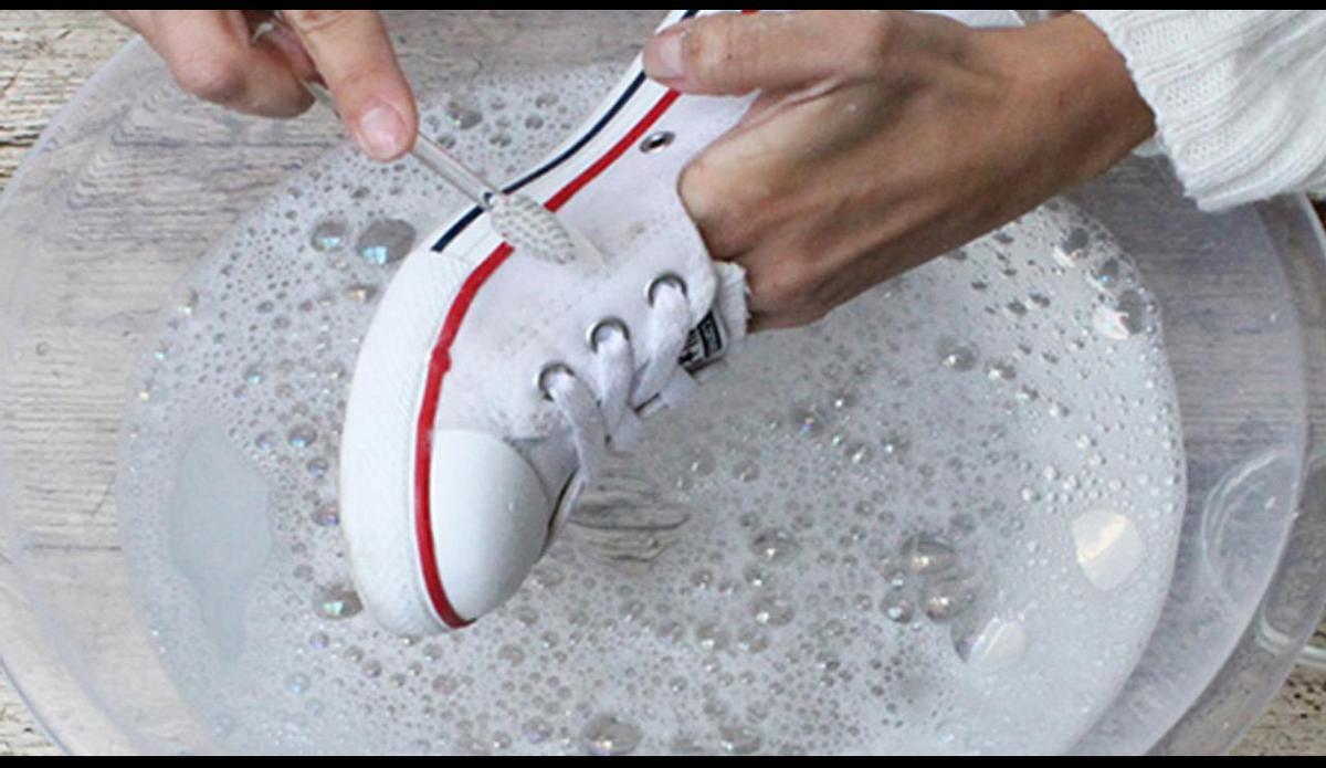 Existen en el mercado numerosos limpiadores diseñados específicamente para zapatillas blancas.