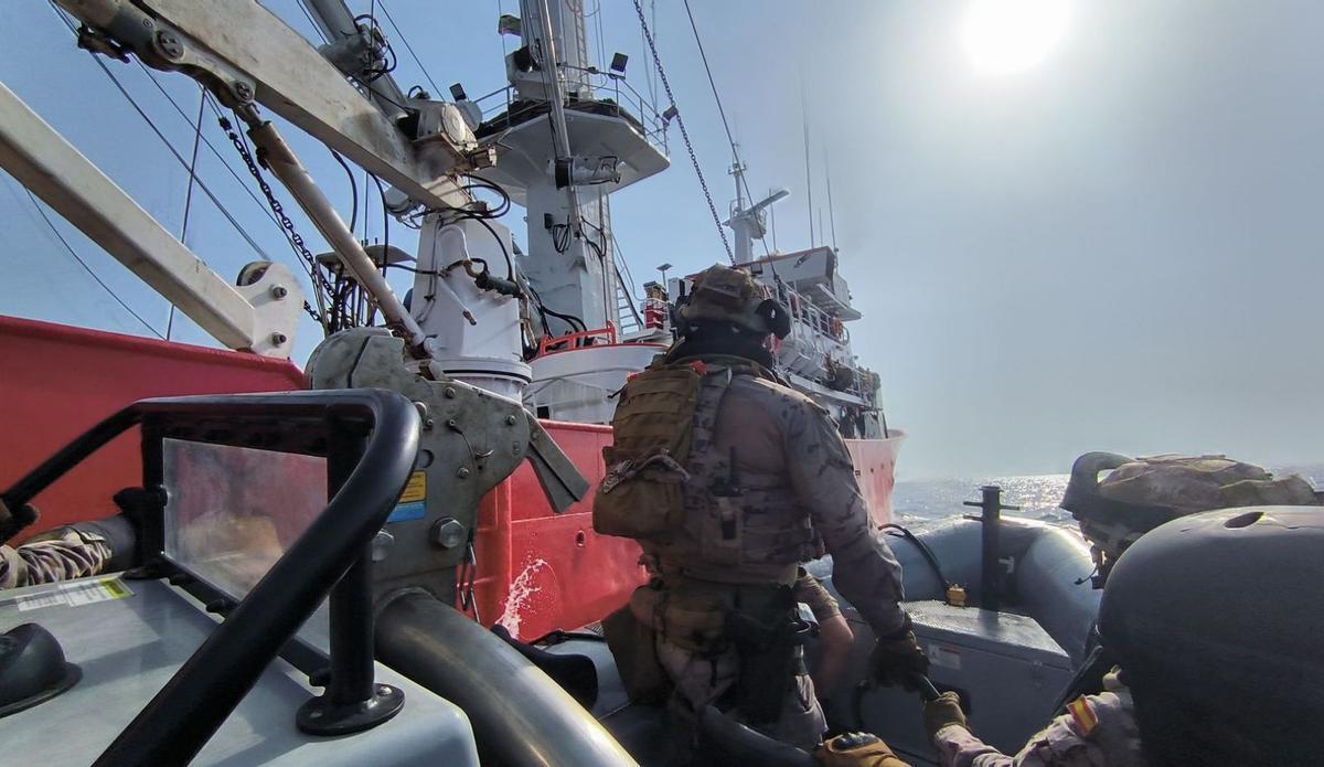 Maniobras de acercamiento al pesquero llevadas a cabo por los militares.