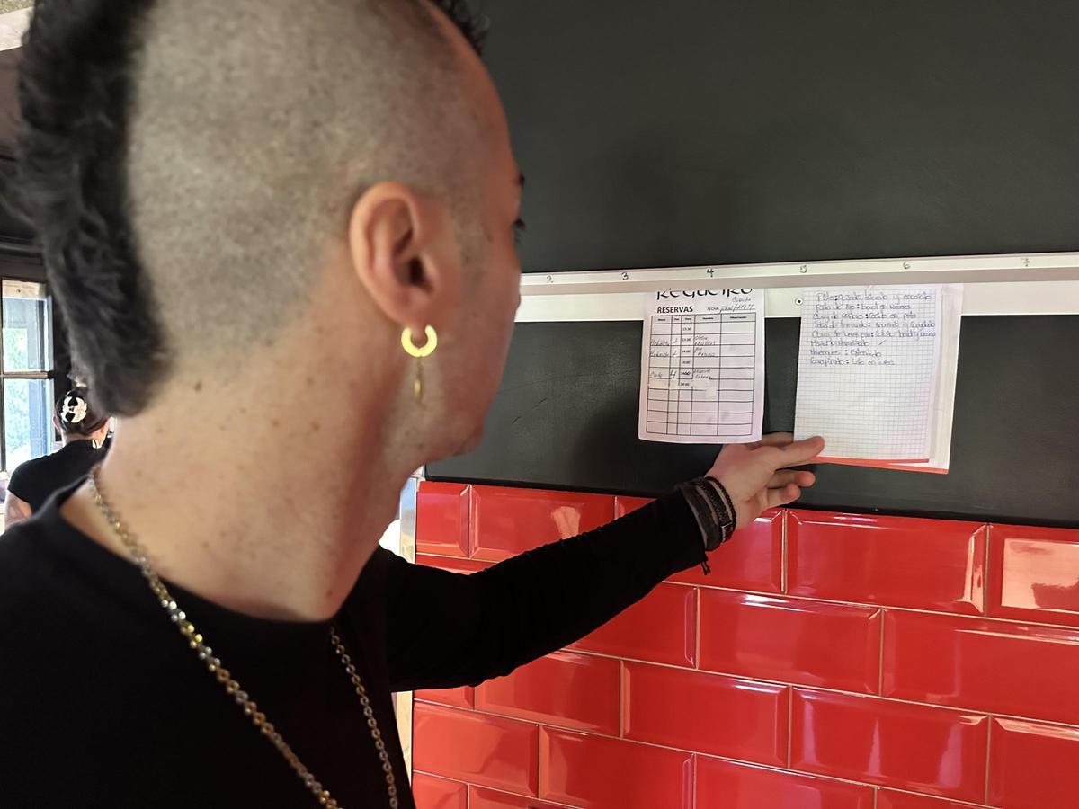 El chef estudia las comandas.