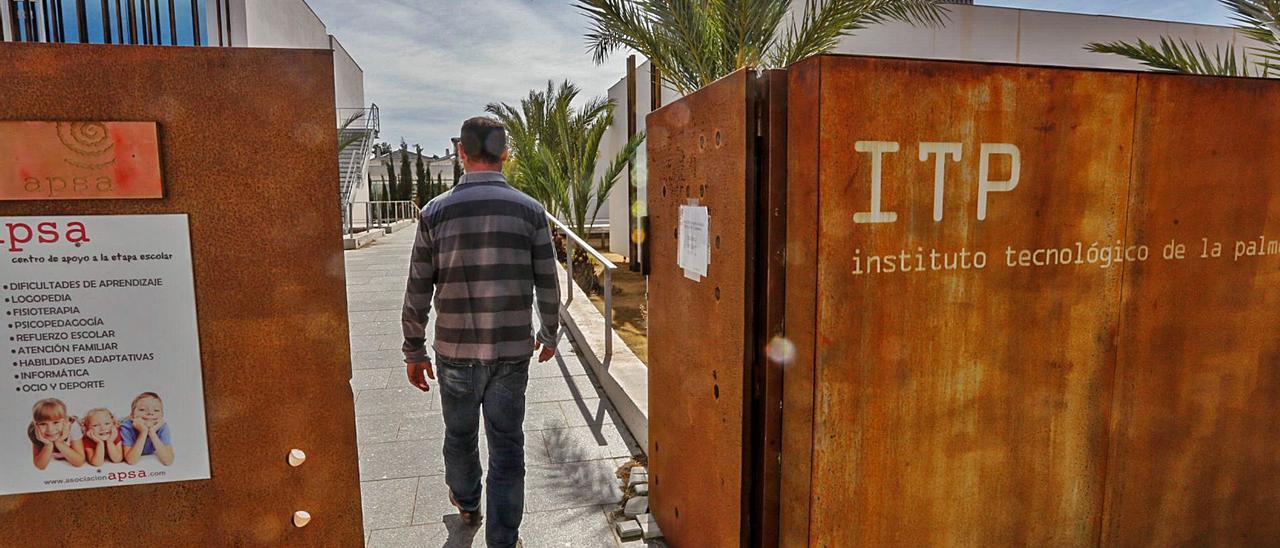 Entrada a la instalaciones del Instituto Tecnológico de la Palmera, un proyecto que ha supuesto un fiasco tras cuatro años. | ANTONIO AMORÓS