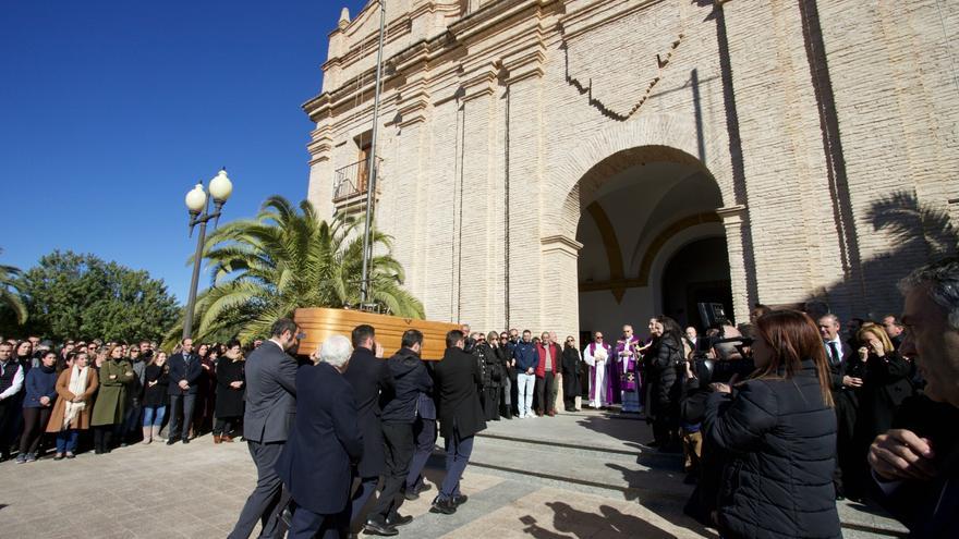 Cientos de personas dan su último adiós a José Luis Mendoza