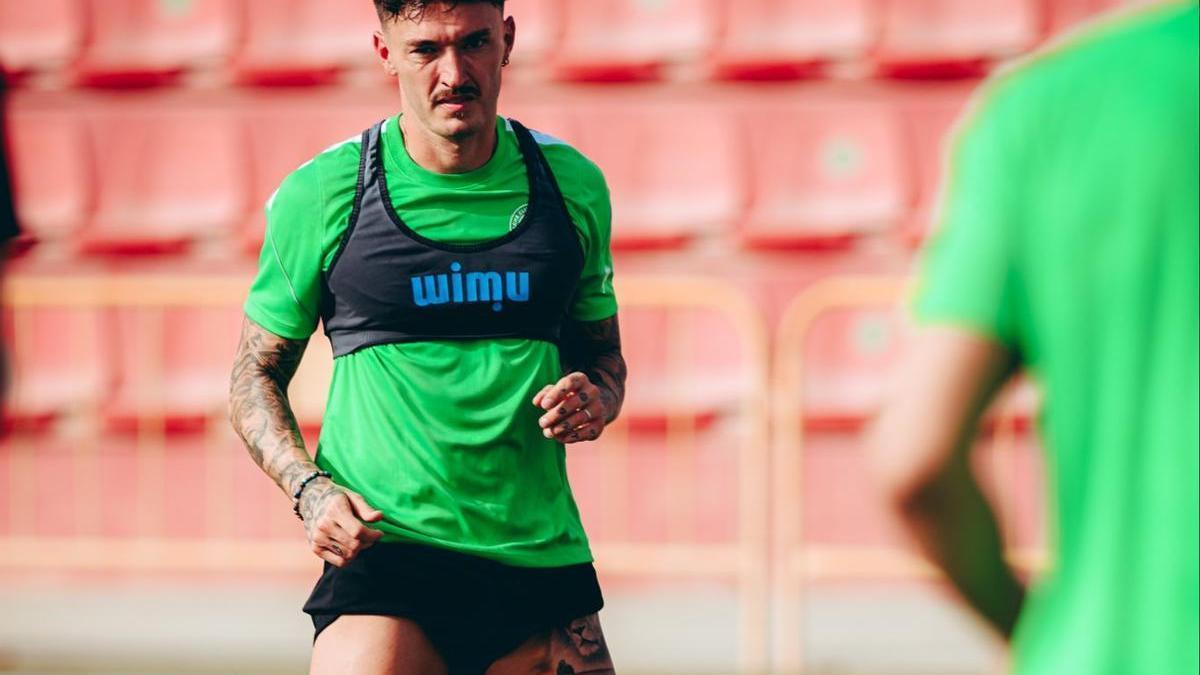 Josan entrena con el Elche en las instalaciones del Camilo Cano, en La Nucia