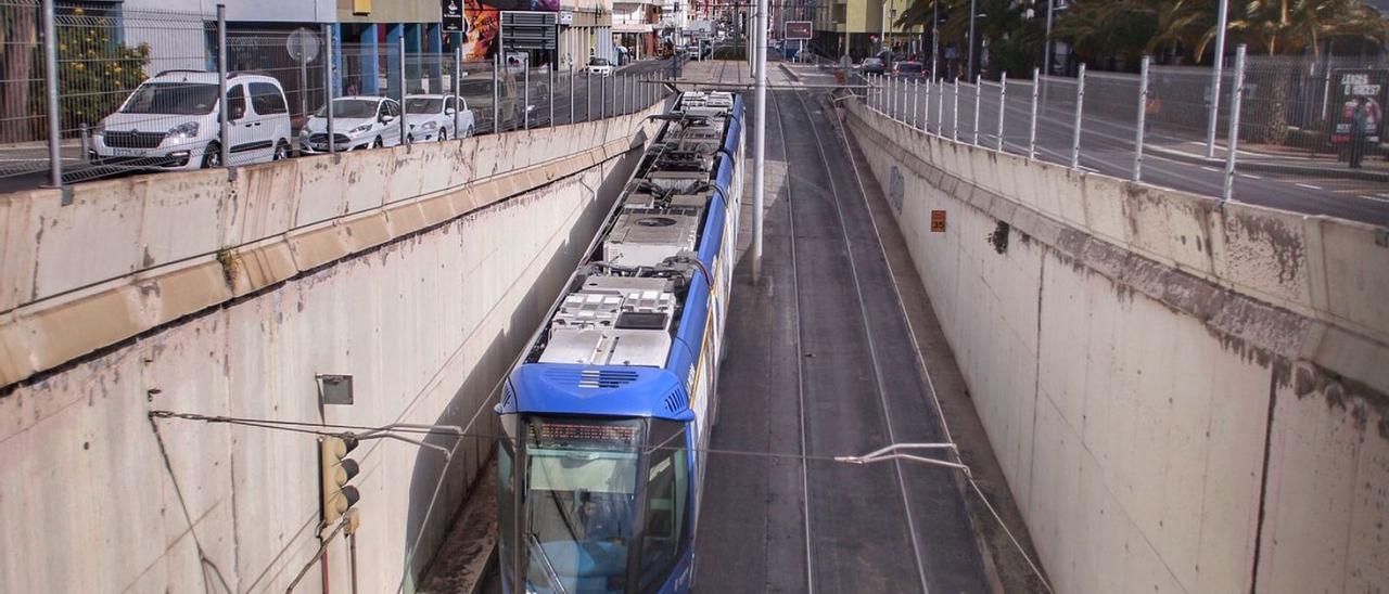 El tranvía, en la avenida de La Trinidad.