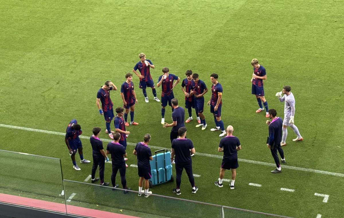 Belletti da instrucciones a sus jugadores durante un partido
