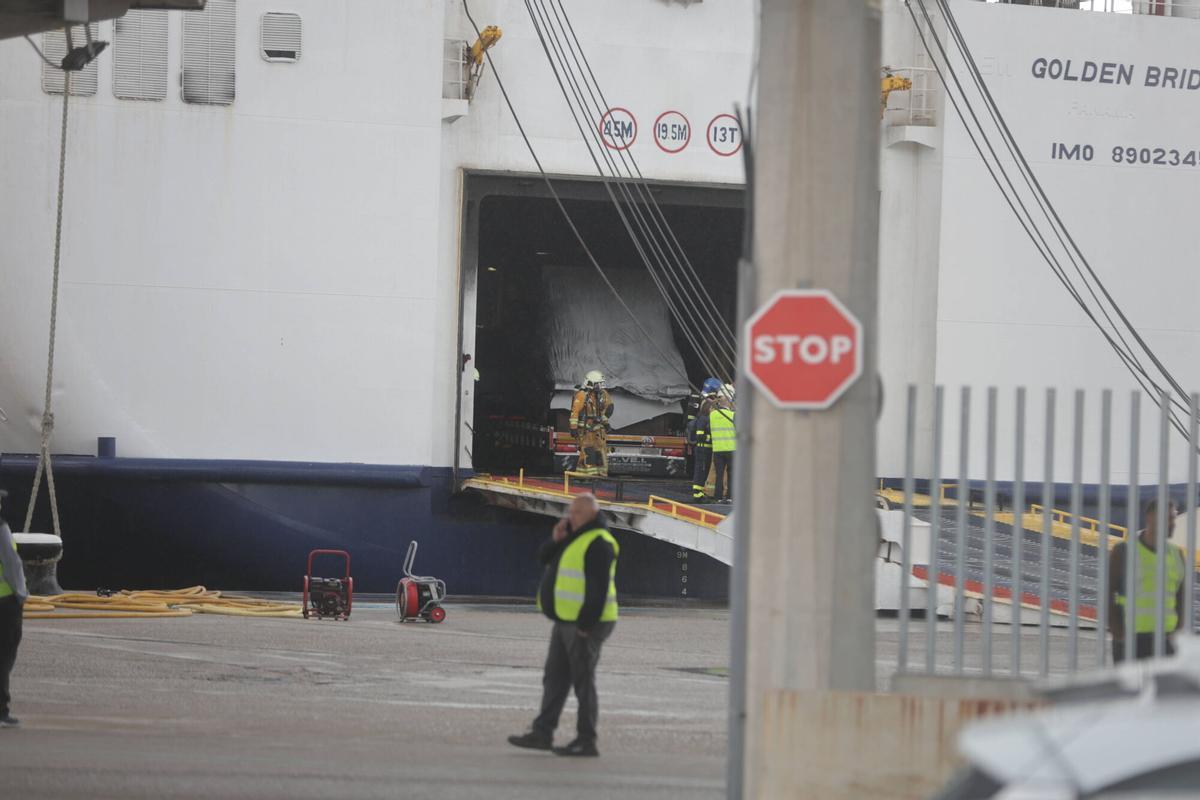 FOTOS | Nuevo incendio en la bodega de un ferry que cubría la ruta Barcelona-Palma FOTOS | Nuevo incendio en la bodega de un ferry que cubría la ruta Barcelona-Palma