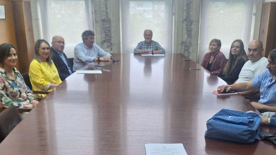 Reunión en la sala de juntas del Concello de A Estrada.