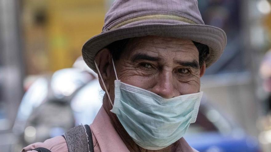 Un hombre con mascarilla.