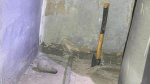 El hacha empleada en el intento de homicidio, en el escondrijo donde la localizó la Guardia Civil de Bétera.