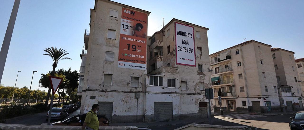 Los pisos de San Antón que han colocado la publicidad gigante en sus fachadas.  | ANTONIO AMORÓS