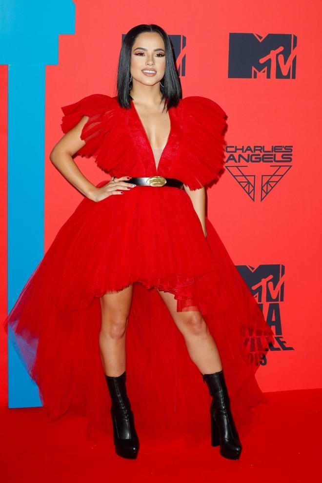 Becky G con vestido de Giambattista Valli en la alfombra roja de los MTV EMAs