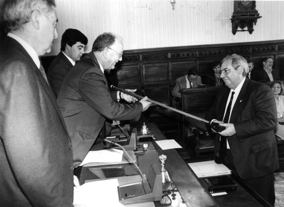 FOTO ANTIGUA. ELEUTERIO BAYON, HACE ENTREGA A VICENTE ALVAREZ ARECES DEL BASTON DE MANDO COMO ALCALDE DE GIJON