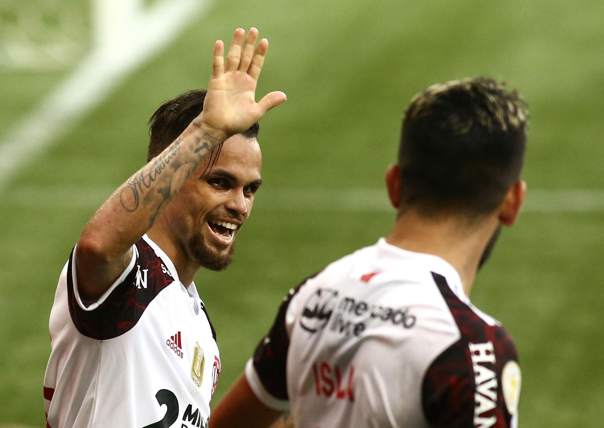 Michael Delgado, del Flamengo, celebra su tercer gol